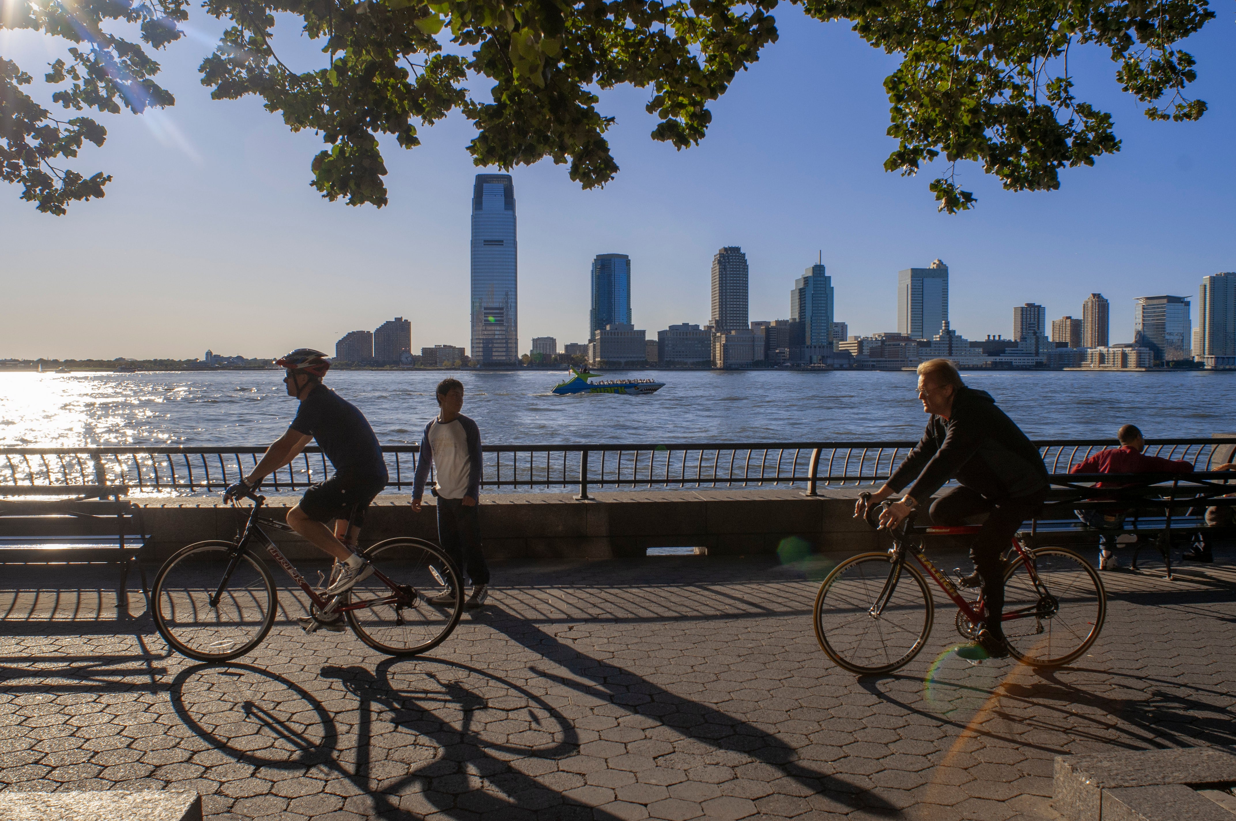 Vecinos de Nueva York circulan en bicicleta en Battery Park.