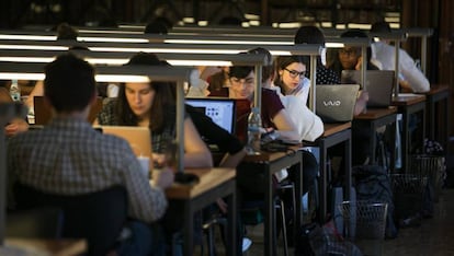 Estudiantes en la biblioteca de la Universidad de Barcelona.