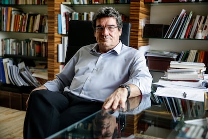 El ministro de Inclusión, Seguridad Social y Migraciones, José Luis Escrivá, en su despacho.