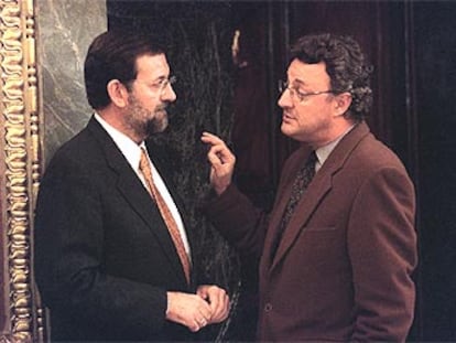 El vicepresidente primero, Mariano Rajoy, y el portavoz del PSOE en el Congreso, Jesús Caldera.