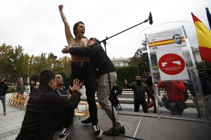 Una de las tres activista de Femen que han irrumpido en el acto de conmemoración del aniversario de la muerte de Franco. En la espalda mostraban un escudo preconstitucional tachado con una cruz roja y el mensaje "Stop 20N".