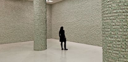 Obra del ganador del Hugo Boss Art Prize en 2010, Hans-Peter Feldmann, que empapeló una sala del Guggenheim con los 100.000 dólares del premio.