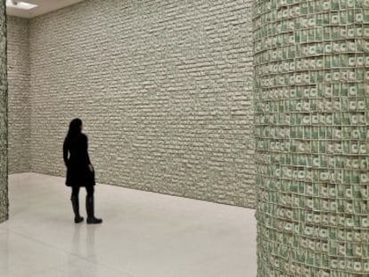 Obra del ganador del Hugo Boss Art Prize en 2010, Hans-Peter Feldmann, que empapeló una sala del Guggenheim con los 100.000 dólares del premio.