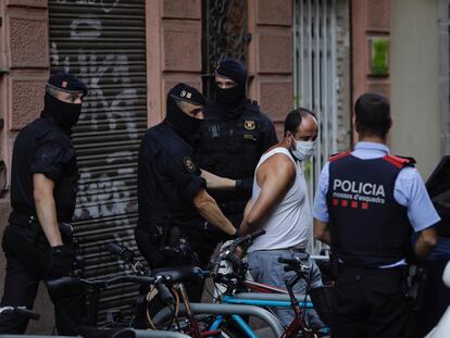 Uno de los detenidos en la operación policial.