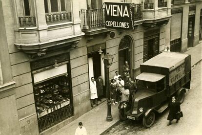 Repostería Viena Capellanes en los años cuarenta.