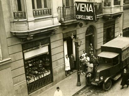 Repostería Viena Capellanes en los años cuarenta.
