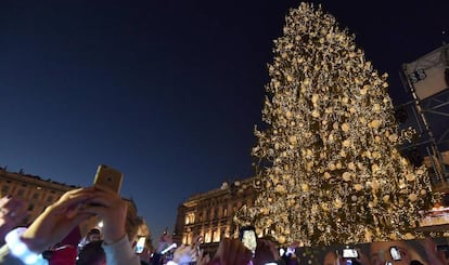 Árvore de Natal na Praça de Duomo, em Milão.