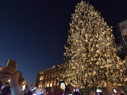 Árvore de Natal na Praça de Duomo, em Milão.