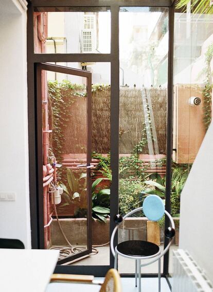 La silla First, de Michele de Lucchi, está colocada de espaldas a la terraza, pintada en rosa teja, el mismo que usaron con asiduidad Luis Barragán
y Ricardo Bofill.