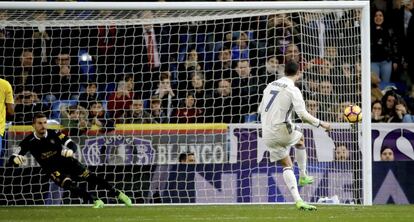 El delantero portugués del Real Madrid Cristiano Ronaldo (d) consigue de penalti el segundo gol de su equipo frente a la UD Las Palmas.