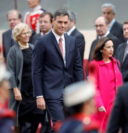 El presidente del Gobierno, Pedro Sánchez, y la ministra de Defensa, Margarita Robles, durante el desfile militar.