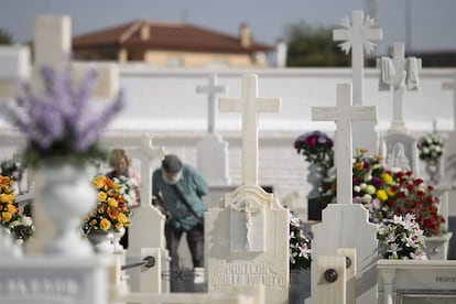Una familia visita el cementerio de la localidad sevillana de Sanlúcar la Mayor.