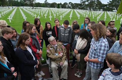 O combatente George Shenkle fala com estudantes franceses, nesta terça-feira no Cemitério Americano da Normandia.