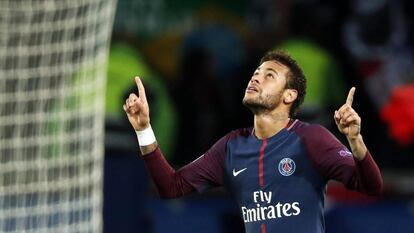 Neymar comemora depois de marcar o segundo gol do PSG.