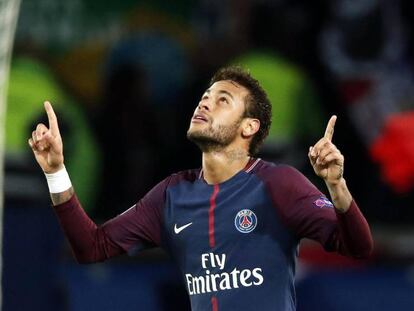 Neymar comemora depois de marcar o segundo gol do PSG.