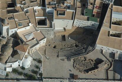 Imagen aérea del teatro romano de Cádiz.
