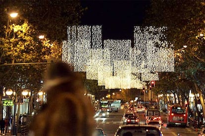 Cada año se adelanta un poco más el adorno navideño de las ciudades. Madrid es sólo un ejemplo. La capital acoge en el mes de diciembre a miles de personas que deciden hacer en Madrid sus compras navideñas. La iluminación es un reclamo más. En la imagen, Bravo Murillo.