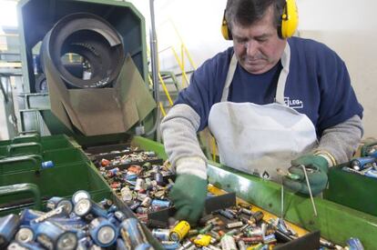Un operario manipula pilas en la planta de recogida, tratamiento y reciclaje de residuos el&eacute;ctricos de la empresa Recilec, en la localidad granadina de Loja.