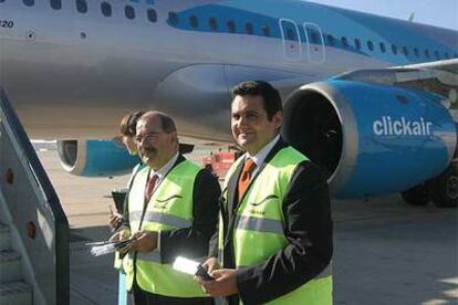 El director general de Clickair, Alex Cruz, a la derecha, ante un avión de la compañía.