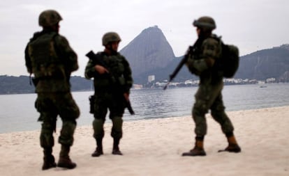 Soldados do exército brasileiro na praia do Flamengo, no Rio de Janeiro, nesta terça-feira.