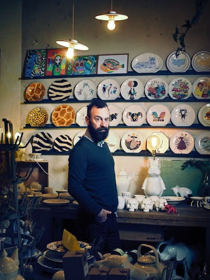 <p><b>Guille García-Hoz (Madrid, 1976) es interiorista. Tiene una tienda en Chueca (Madrid) con diseños propios elaborados en cerámica y piezas de otros creadores.</b></p> <p>En el centro de Madrid hay una jungla de animales blancos. Aquí viven el hipopótamo Hipólito y la elefanta Maribel. Por encima de sus cabezas cuelga de una liana un mono hecho en resina. Ninguno de ellos muerde ni embiste; como mucho, se rompen si un explorador tropieza con ellos. El rey de esta selva de cerámica no es un león, es Gerardo, un ciervo de porcelana blanca, uno de los primeros diseños de Guille García-Hoz y el producto que más éxito tiene en su modesta tienda. Solo estas Navidades vendieron más de 50. “Abrí el local pensando en vender muebles, pero lo que me ha funcionado muy bien es la loza”, cuenta. García-Hoz contactó con el Centro Cerámico Talavera en 2011, con quienes empezó a hacer gerardos. “Lo tradicional en Talavera son los platos, las vajillas… Un taller de cerámica sabe hacer lo que sabe hacer. Hay que dar la vuelta a los procesos que manejan para crear nuevas figuras. Pero tienes que entender cómo trabajan, sus tiempos y que tienen una producción limitada”. En sus clientes dice notar una fascinación por este material. “No es un producto para todo el mundo, te tiene que gustar”, matiza.</p>