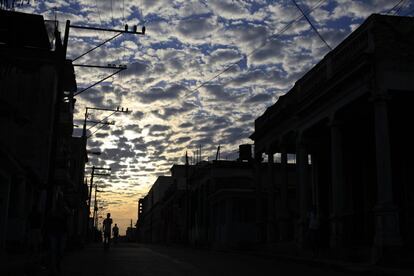 Atardecer en una calle de La Habana (Cuba).