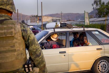 Militares supervisan el paso de los vehículos en el centro de Chilapa.