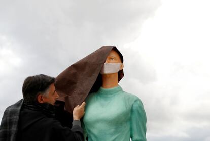 El padre Enzo Fortunato descubre una figura de tamaño natural de una enfermera, en honor a los trabajadores sanitarios que han estado luchando contra la covid-19, en la basílica de San Francisco de Asís (Italia). El país tiene 1.742.525 casos confirmados y 60.606 víctimas mortales.