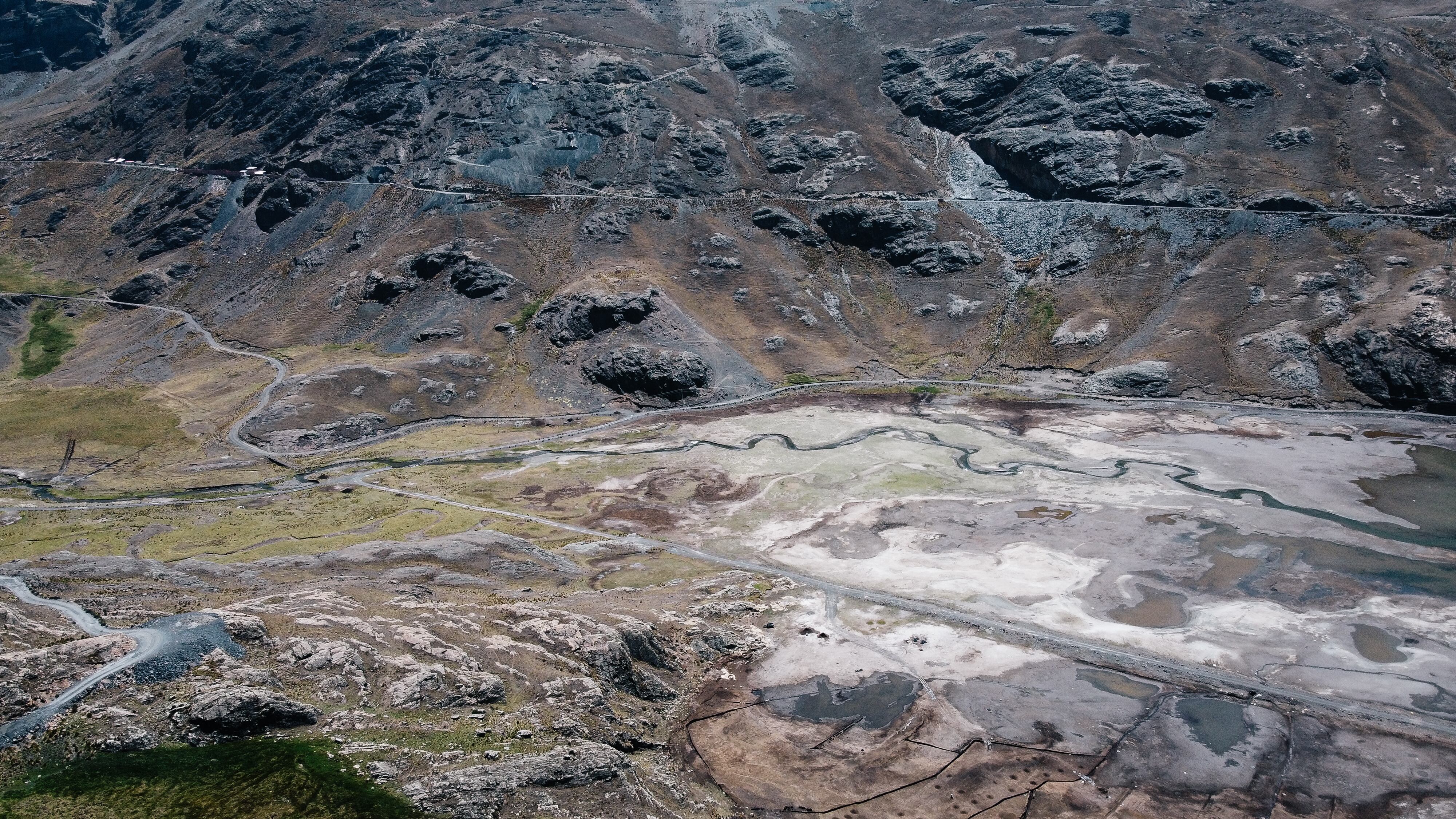 La represa de Incachaca, que se encuentra al 40% de su capacidad y abastece a parte de La Paz, se ha visto muy afectada por la sequía. Al fondo, en la ladera, un campamento minero.
