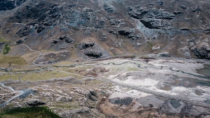La represa de Incachaca, que se encuentra al 40% de su capacidad y abastece a parte de La Paz, se ha visto muy afectada por la sequía. Al fondo, en la ladera, un campamento minero.