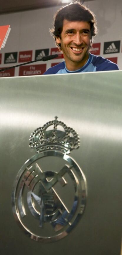 Rueda de prensa de Raúl González en el Santiago Bernabéu.