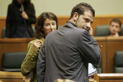 El socialista Óscar Rodríguez habla con la parlamentaria del PP Laura Garrido en un momento del pleno.