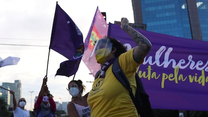 Una mujer durante la protesta en São Pulo, este lunes.