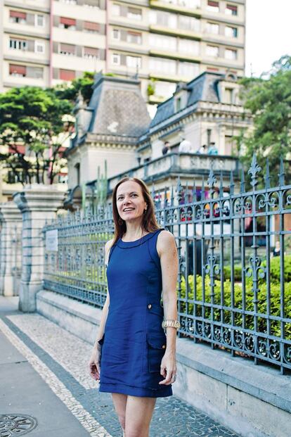 <p>La economista Ana Carla Fonseca, de 44 años, es una verdadera evangelizadora de la creatividad aplicada a la ciudadanía. Doctora en Urbanismo, con un máster en Administración, se dedica a la transformación de ciudades a través de proyectos de economía creativa; una serie de actividades intangibles que no siempre aparecen en el PIB local. Como ejemplo, Fonseca habla de Guaramiranga, un municipio del Estado de Ceará que destacó promoviendo festivales de jazz durante el agitado carnaval brasileño. O de Paraty, en el Estado de Río de Janeiro, que creó un nuevo turismo cultural con la Feria Literaria Internacional.</p> <p>Fonseca ha acudido como invitada para compartir este conocimiento a países tan diversos como China, Argentina o Francia. En 2013, el Gobierno de Holanda le encargó la misión de trabajar en proyectos de economía creativa, y es autora del libro Cidades criativas, primera obra brasileña publicada sobre el asunto, que, entre otros galardones, ganó el Premio Claudia. El año pasado vio nacer Sampa Criativa, una plataforma centrada en la transformación socioeconómica y cultural de la ciudad de São Paulo a partir de sus singularidades. Fonseca pretende continuar evangelizando en favor de proyectos innovadores. “Una misión que profeso para conseguir que empresas, Gobiernos y sociedades ganen juntos en el nuevo contexto global”, afirma.</p>