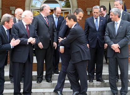 Sarkozy sujeta a Zapatero a las puertas de La Moncloa durante la <i>foto de familia</i> de la cumbre bilateral.