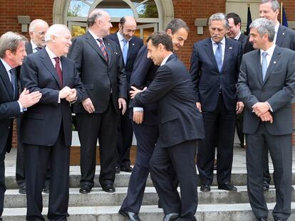 Sarkozy sujeta a Zapatero a las puertas de La Moncloa durante la <i>foto de familia</i> de la cumbre bilateral.