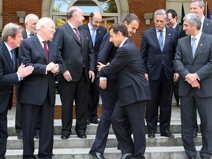 Sarkozy sujeta a Zapatero a las puertas de La Moncloa durante la <i>foto de familia</i> de la cumbre bilateral.