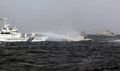 Un barco de la guardia costera japonesa (i) usa un cañón de agua contra un bote pesquero taiwanés (d) el pasado 25 de septiembre, en aguas territoriales de las islas Senkaku/Diaoyu, objeto de una disputa territorial entre Japón y China. EFE/Archivo