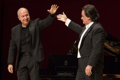 El pianista Marco Evangelisti, a la izquierda, y el tenor Josep Bros, tras su actuaci&oacute;n.