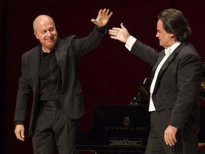 El pianista Marco Evangelisti, a la izquierda, y el tenor Josep Bros, tras su actuaci&oacute;n.