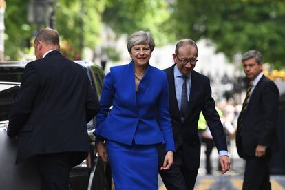 Theresa May y su marido tras las elecciones de la semana pasada en la que los conservadores perdieron esca&ntilde;os.