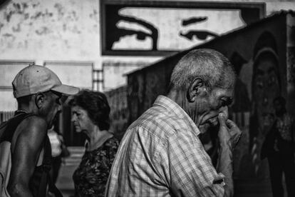 Um grupo de pessoas atravessa o município de Libertador, a oeste de Caracas.