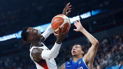 Dennis Schroeder entra a canasta ante la defensa finlandesa en el partido de semifinales
