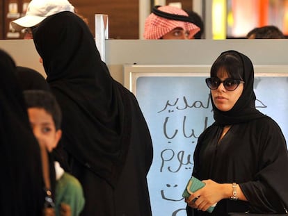 Mujeres saudíes esperan la cola en la sección de mujeres de un restaurante de Riad.