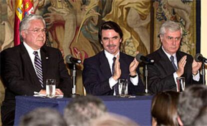 Jose Maria Aznar, acompañado por el embajador español en EE UU,Javier Ruperez (dcha.), y el presidente de la Camara de Comercio,Emilio Alvarez, en la sede de la embajada de España en Washington.