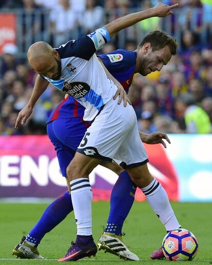 Ivan Rakitic lucha por la pelota con Pedro Mosquera jugador del Deportivo.