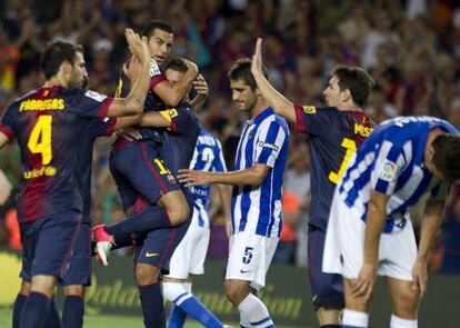Los jugadores del Barça felicitan a Pedro por su gol.