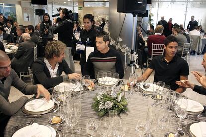 Los jugadores Kepler Laveran Lima 'Pepe', Fabio Coentrão, Cristiano Ronaldo y Raphael Varane conversan durante la habitual comida de Navidad que han compartido las plantillas de fútbol y baloncesto del Real Madrid hoy en el estadio Santiago Bernabéu