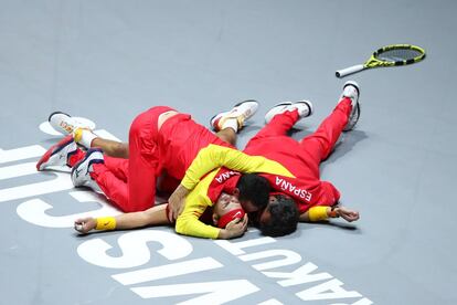 Nadal celebra el punto de partido con sus compañeros de equipo.