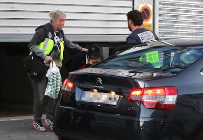 Agentes en una operación contra el blanqueo de capitales.